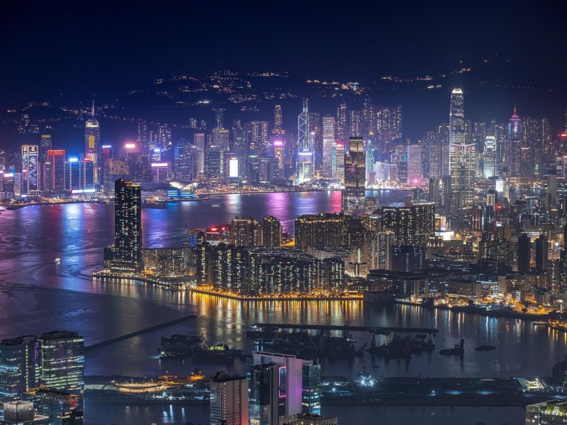 城市夜景中的网络机房灯光点点，象征 138ip地址查询 背后持续运行的公开数据整理与同步工作